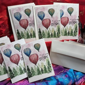 Vintage Geburtstagskarte mit fliegenden Heißluftballons.  Packung mit 10 Karten.  Feiere Geburtstage mit einem Hauch von klassischem Charme mit unseren Vintage Karten
