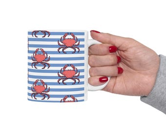 Ceramiczny kubek z niebieskimi paskami i krabami, filiżanka do kawy w stylu nadmorskim Maine, klimat Nowej Anglii, klimat jachtu nadbrzeżnego, filiżanka do herbaty z motywem kraba i piasku morskiego