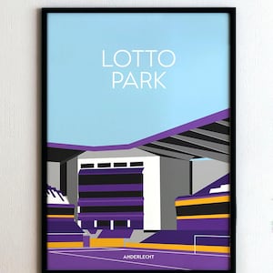 Puede incluir: Un póster enmarcado con una ilustración estilizada del estadio Lotto Park. La obra de arte utiliza un diseño geométrico con elementos morados, amarillos, grises y negros sobre un cielo azul claro. El texto "LOTTO PARK" está en la parte superior y "ANDERLECHT" en la inferior.