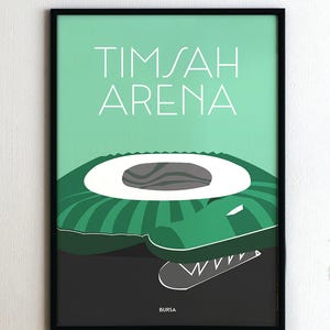 Könnte beinhalten: Gerahmtes Poster mit einer grünen und schwarzen Illustration eines Stadions, das einem Krokodil ähnelt. Der Text "TIMSAH ARENA" steht oben, mit "BURSA" unten. Der Hintergrund ist hellgrün.