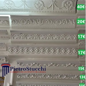 Puede incluir: Una colección de molduras de yeso blanco con diseños intrincados. Las molduras están dispuestas en una pila vertical, con los precios indicados junto a cada una. Los precios van de 11 a 40 euros. El texto "PietroStucchi" y "FABBRICA MANUFATTI IN GESSO" es visible en la parte inferior de la imagen.