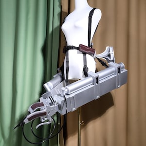 Attack on Titan 3D Maneuver Gear, PVC Omnidirectional Mobility Equipment Cosplay Prop z ostrzem i pojemnikami z gazem, akcesorium do kostiumu anime