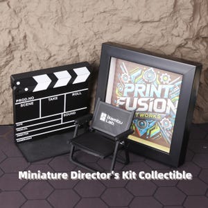 Miniature director’s film set featuring a realistic 3D printed folding chair and clapperboard, perfect for filmmakers, movie lovers, and creative professionals. This collectible set captures the charm of a Hollywood film set and adds cinematic flair to any desk or studio workspace. Ideal for photography props or as an inspiring gift for aspiring directors, screenwriters, or cinema enthusiasts.
