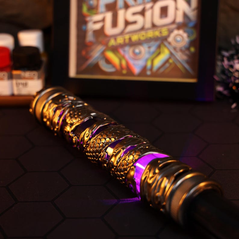 Extendable cosplay staff with LED lights, air control technology, and rechargeable battery for gaming and cosplay lovers looking for a performance-ready prop. Ideal for fantasy-themed gifts and Monkey King cosplay accessories.