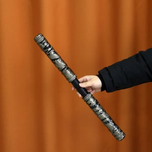 LED Ruyi Jingu Bang staff for cosplay and gaming, with Type-C rechargeable battery and dynamic air-control extension for interactive fun. A perfect gift for Sun Wukong lovers, fantasy enthusiasts, and cosplay performers.