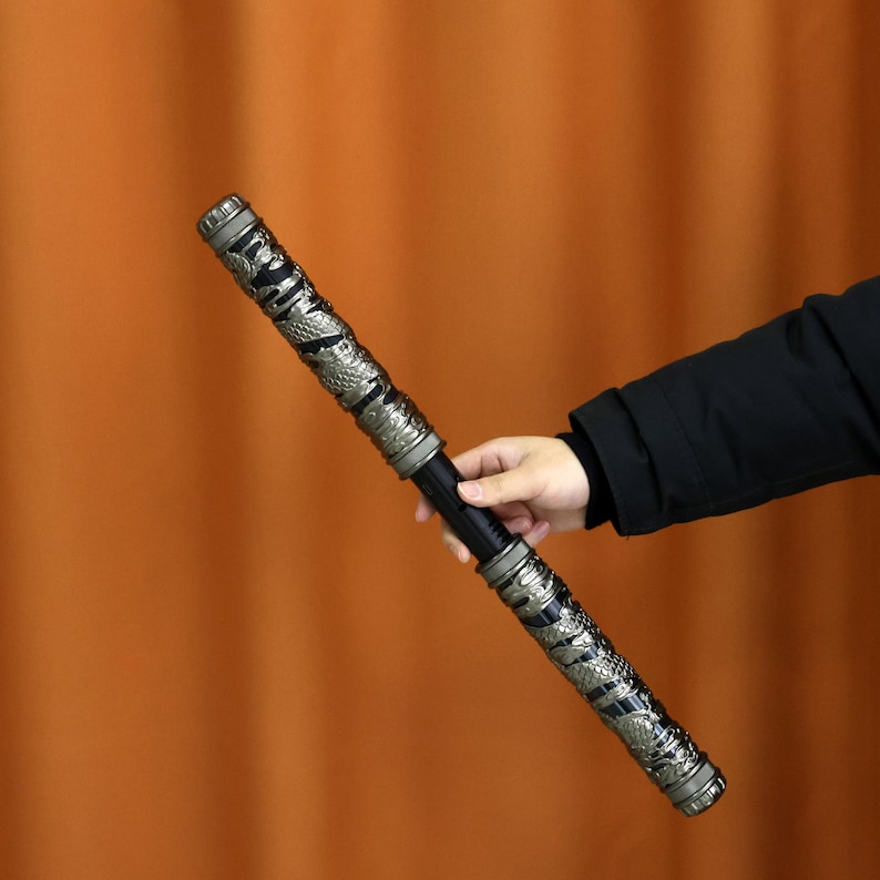 LED Ruyi Jingu Bang staff for cosplay and gaming, with Type-C rechargeable battery and dynamic air-control extension for interactive fun. A perfect gift for Sun Wukong lovers, fantasy enthusiasts, and cosplay performers.