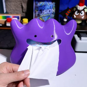 Ditto Monster Taschentücherbox - 3D gedruckt mit weicher Textur, magnetischer Sockel für Schreibtisch, Heim- und Bürodekor, ideales Weihnachtsgeschenk für Monster-Gamer-Fans