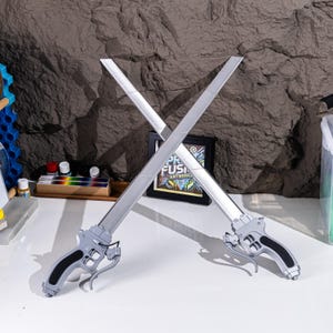 Replika Miecza Anty Tytanowego Podwójny Miecz FDM Drukowany w 3D Rekwizyt Miecz Dekoracja Zabawka PLA Idealny dla Fanów Cosplay Idealny Prezent Dla Gracza Miecze Rekwizyty Zabawka