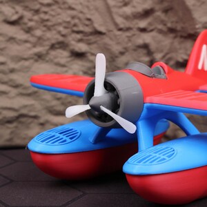 Floating seaplane model 3D printed for water play, shown floating in a bathtub, perfect as a kids’ educational toy teaching buoyancy and water dynamics. This unique floatplane design makes it an ideal Christmas gift, Halloween decoration, or holiday season present for aviation lovers and young pilots. Its colorful, detailed appearance also makes it a stunning aviation-themed shelf decoration. Great for STEM learning activities