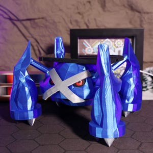 Może przedstawiać: Drukowana w 3D figurka Pokemon w kolorze niebieskim i fioletowym. Postać ma dużą, płaską głowę z białym X na oczach i czerwonymi oczami. Figurka ma cztery nogi i stoi na czarno-białej powierzchni wyłożonej płytkami.