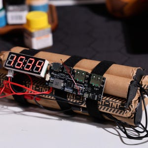 Kit de bricolaje de reloj temporizador con batería externa TNT Bomb: cargador portátil para teléfono de viaje, batería de respaldo recargable, reloj de escritorio, regalo de Navidad