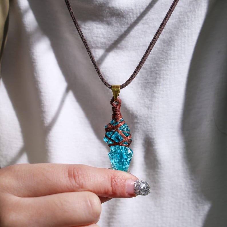 Unique handmade pendant DIY kit featuring Final Fantasy XIV symbols – craft your own gaming-inspired jewelry with beads, thread, and resin charm. Perfect for FF14 fans and collectors of custom-made accessories.