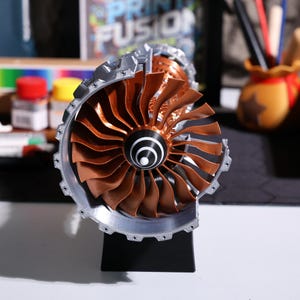 3D printed jet engine replica; desktop model with rotating fan blades; functional motorized turbofan engine ornament for aviation lovers; airplane engine model, unique collector’s gift, office decor; eco-friendly PLA, realistic aircraft display piece