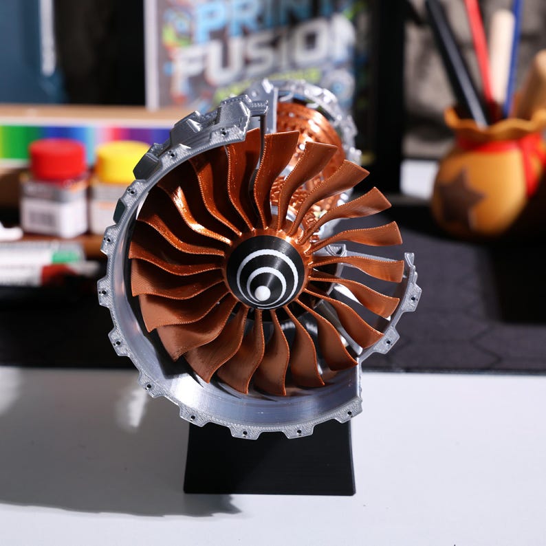 3D printed jet engine replica; desktop model with rotating fan blades; functional motorized turbofan engine ornament for aviation lovers; airplane engine model, unique collector’s gift, office decor; eco-friendly PLA, realistic aircraft display piece