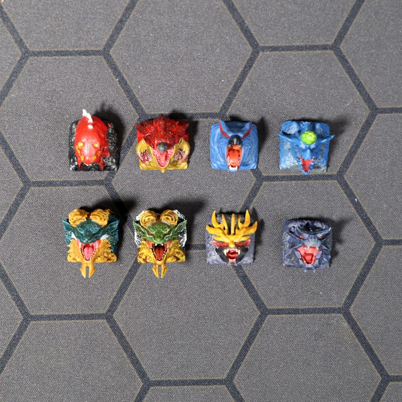 Puede incluir: Ocho teclas diferentes con caras de monstruos coloridos. Las teclas est&aacute;n hechas de pl&aacute;stico y tienen una variedad de colores, incluyendo rojo, azul, verde, amarillo y negro.