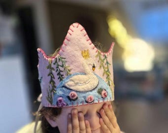 Geburtstagskrone, Filzwolle, Schwanenteich, nadelgefilzte Waldorfkrone, Geburtstag, Schwan