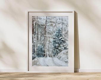 Puede incluir: Una pintura enmarcada que representa una escena de bosque nevado con un camino que atraviesa los árboles. Los árboles son una mezcla de verde y blanco, y el camino está cubierto de nieve. La pintura está en un marco blanco.