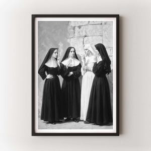 Può includere: Una stampa artistica incorniciata in bianco e nero che raffigura quattro figure vestite con abiti religiosi tradizionali. Tre figure indossano lunghe vesti nere con soggoli bianchi, mentre una figura al centro indossa una veste bianca.