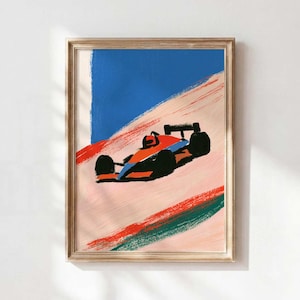 Peut inclure: Une impression d'art encadrée représentant une peinture stylisée d'une voiture de course en orange, bleu et noir. La voiture est placée sur une piste en diagonale avec des coups de pinceau visibles en beige, rouge et vert sur fond bleu.