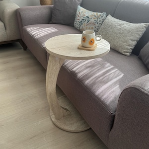 Mobiele houten C-vormige bijzettafel met wielen