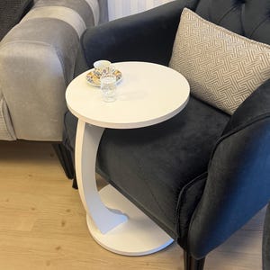 Wooden C-Shaped Sofa Side Table with Wheels – Mobile Couch Arm Snack & Laptop Table for Living Room