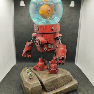 Può includere: Una stravagante scultura di robot rosso con una testa a forma di boccia per pesci contenente un pesce rosso. Il robot è posizionato su una base di pietra con un piccolo fiore. La scultura ha un'estetica steampunk, con ingranaggi e rivetti visibili.