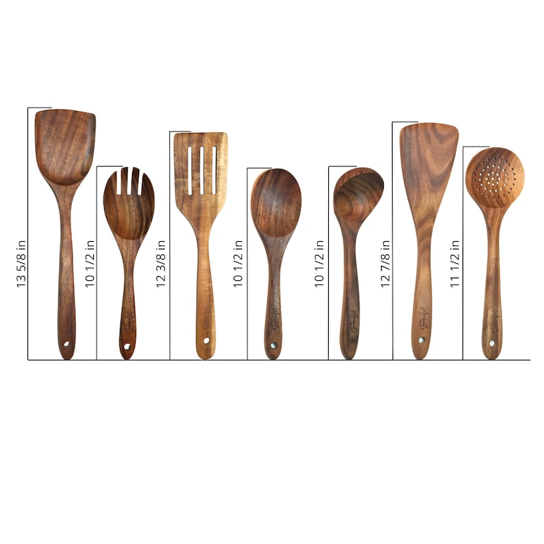 Op de afbeelding: Een set van zeven houten keukengerei, waaronder een spatel, een sleuflepel en een opscheplepel. Het langste keukengerei meet 34.6 cm. Het keukengerei is gemaakt van lichtbruin hout en is geplaatst tegen een witte achtergrond.