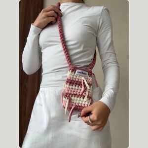 Handgemachte kleine Schulter oder Crossbody Bag in Burgunder, Rosa und Vanille Natürliche Baumwollkordel Handytasche