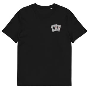 T-shirt brodé | Unisexe | Conception de jeu de cartes côté gauche de la poitrine | 100% coton biologique | Haute qualité | Durable | Coton biologique