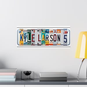 Affiche de fan de Kyle Larson, lettres de style plaque d&#39;immatriculation sur papier pour affiche mat 24 x 10 po, cadeau Fan de Kyle Larson fan Man Cave, fan de NASCAR