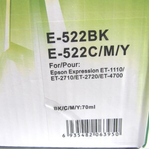 Op de afbeelding: Close-up van een doos met de tekst "E-522BK E-522C/M/Y" en "For/Pour: Epson Expression ET-1110/ ET-2710/ET-2720/ET-4700". De doos geeft ook "BK/C/M/Y:70ml" aan en heeft een barcode.