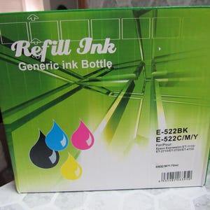 Op de afbeelding: Een groene doos met het opschrift "Refill Ink" en de tekst "Generic ink Bottle". De doos bevat kleurrijke inkt druppelafbeeldingen in zwart, blauw, roze en geel. De doos vermeldt ook de modelnummers E-522BK en E-522C/M/Y.
