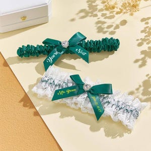 Gepersonaliseerde bruidskousenbandset met wit kant Aangepaste naam bruiloft jarretels aandenken cadeau voor bruid Bruids witte jarretels bruidsfeestcadeau