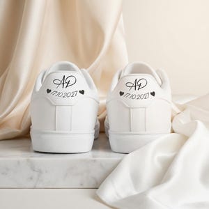 Baskets date de mariage, baskets de mariée initiales personnalisées, chaussures minimalistes de la mariée, chaussures personnalisées pour le jour du mariage, baskets Just Married