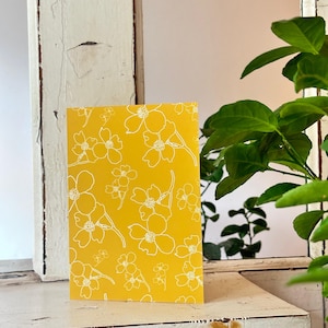 Tarjeta de felicitación en blanco con flores de cerezo