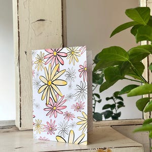 Tarjeta de felicitación en blanco con margaritas