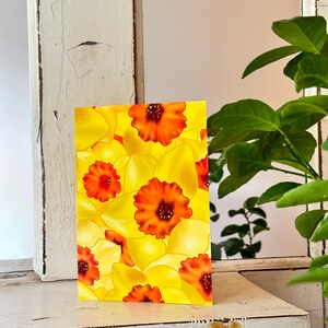 Tarjeta de felicitación en blanco con narciso