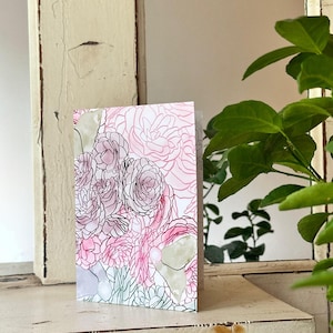Tarjeta de felicitación en blanco con peonías