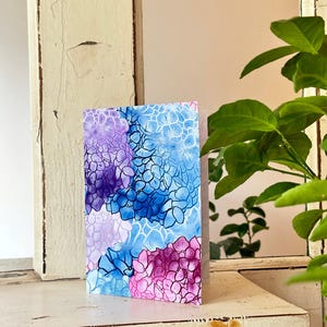 Tarjeta de felicitación en blanco con hortensias