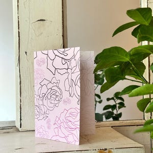 Tarjeta de felicitación en blanco con una rosa
