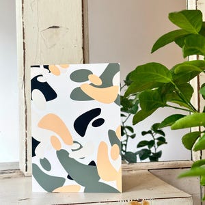 Tarjeta de felicitación en blanco con diseño de camuflaje