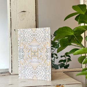 Tarjeta de felicitación en blanco con diseño de caleidoscopio