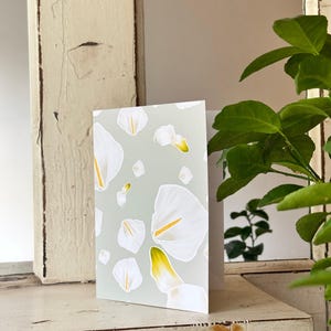 Cartão de felicitações em branco com lírios de Calla