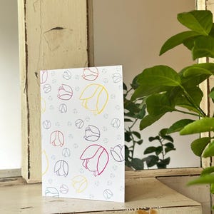 Tarjeta de felicitación en blanco con tulipanes