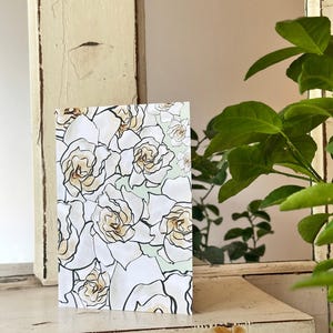 Tarjeta de felicitación en blanco con motivo de gardenia