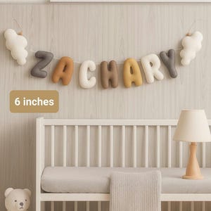 Girlanda z filcu z imionami, duża: ręcznie robiona dekoracja do pokoju dziecięcego z chmurkami, prezent na baby shower