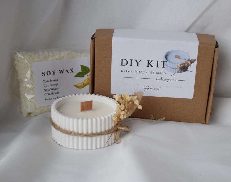 K&ouml;nnte beinhalten: Ein DIY-Kerzen-Set mit Sojawachs, einem wei&szlig;en Beton-Kerzenhalter und einer Box mit dem Text "DIY KIT make this romantic candle with soy wax".