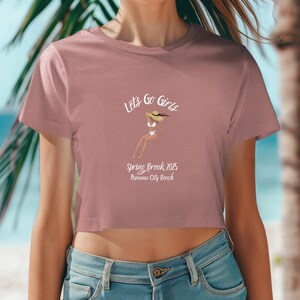 カスタム目的地旅行クロップパーソナライズガールズトリップタンクトップ、独身パーティーTシャツ、カスタムサマービーチバケーションタンクトップ、春休みクロップトップ