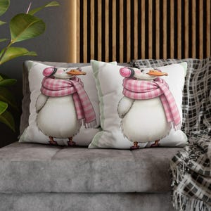 Funda de almohada de pato de invierno / Cojín de animal lindo con bufanda rosa y botas / Decoración acogedora para habitación infantil / Funda de almohada kawaii para guardería