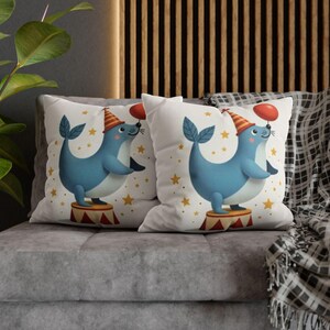 Funda de almohada de foca de circo / Lindo animal marino azul con globo / Decoración divertida para habitación infantil / Funda de cojín de poliéster hilado para guardería